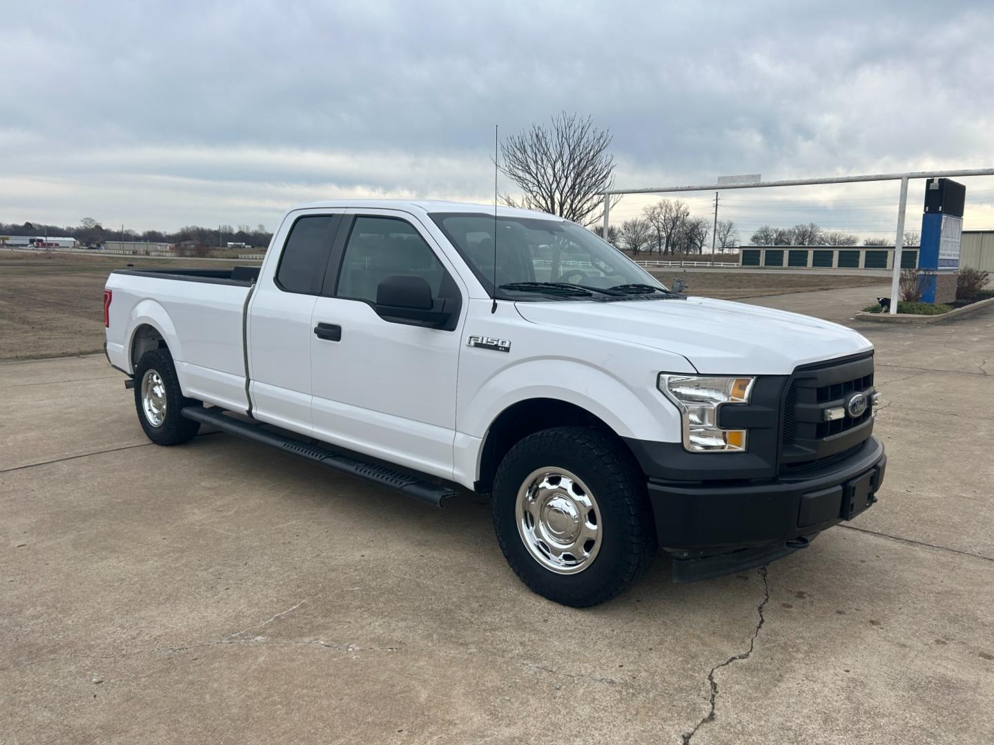 2017 White /Gray Ford F-150 XLT SuperCab 8-ft. Bed 4WD (1FTEX1EF4HK) with an 5.0L V8 OHV 16V engine, 6-Speed Automatic transmission, located at 17760 Hwy 62, Morris, OK, 74445, (918) 733-4887, 35.609104, -95.877060 - Photo#2